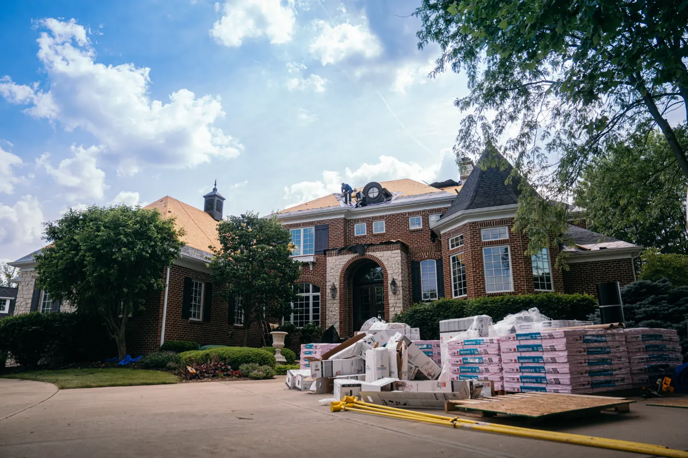 Manufacturer-certified roof installation in Switz City